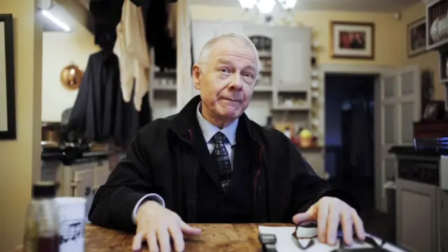 В серьезном, джентльменском облике Роберта Фриппа неизменно сквозит искринка юмора