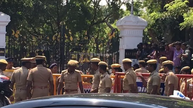 ஆளுநர் மாளிகை முன் குவிந்துள்ள போலிஸார்