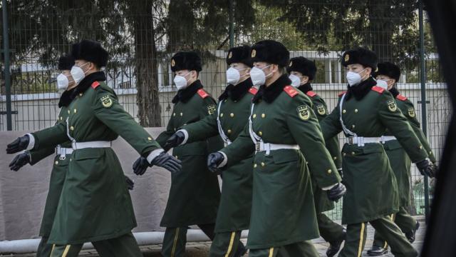 中国戴口罩的警察