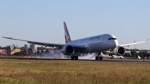 Boeing 787-9 ubwo yari igeze ku kibuga cya Sydney nyuma y'uru rugendo