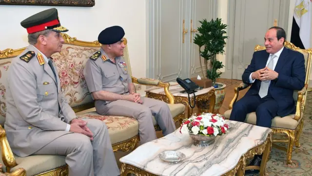 القانون يمنح الرئيس حق تحديد من ينطبق عليه القانون من كبار الضباط