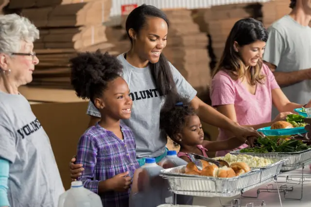 Unas personas sirviendo comida