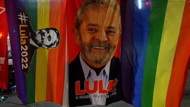 Bandeiras de Lula à venda na avenida Paulista