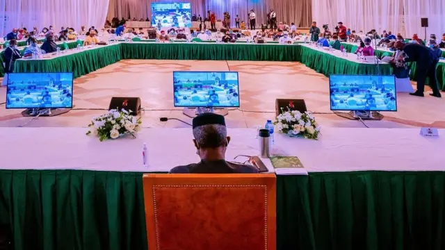 Pipo wey come for di first year ministerial performance review