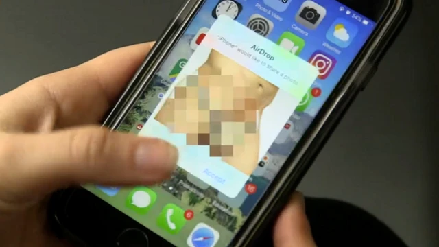 foto sexual pixelada en un iPhone