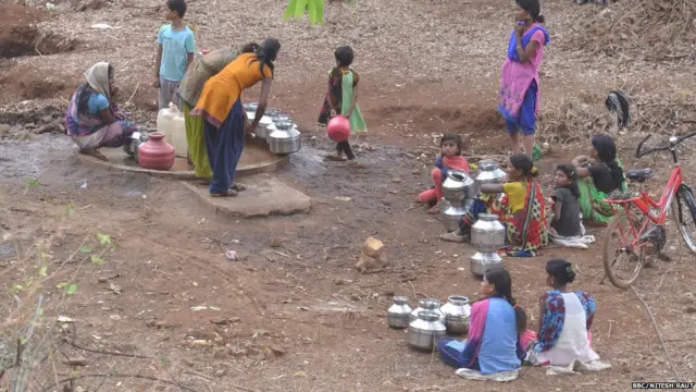 माखला गावात ज्या हापशीला पाणी लागलं आहे ती गावापासून 5 किलोमीटर अंतरावर आहे.