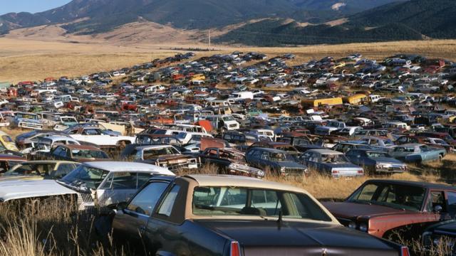 Autos abandonados en una llanura en Estados Unidos.