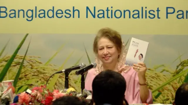 খালেদা জিয়ার হাতে তার ভিশন ২০৩০ দলিল