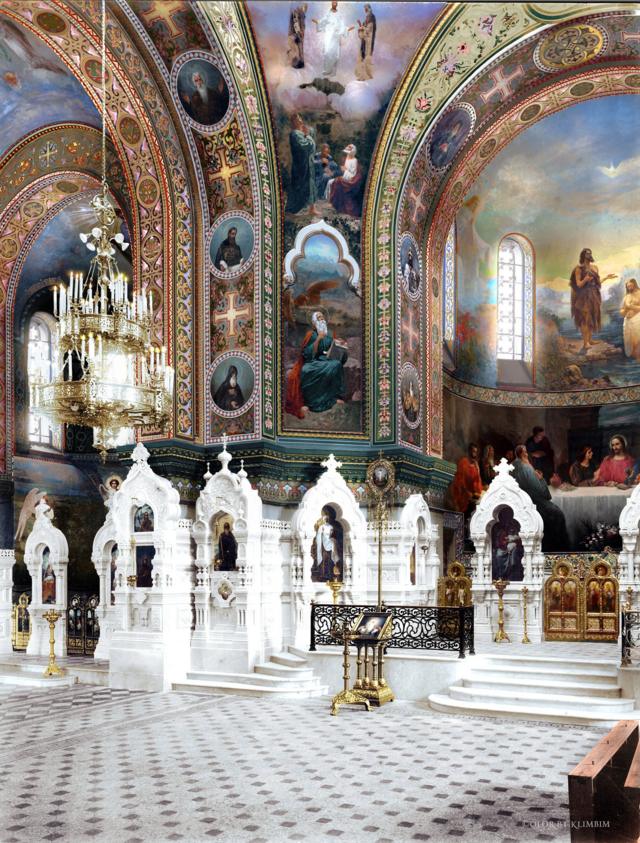 Epiphany Church：谢日尼娜用了好几天时间为圣彼得堡一个教堂的内部的老照片上色，教堂内部展示了很多装饰和偶像等细节