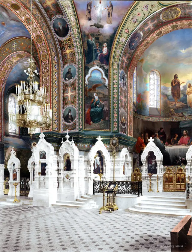 Epiphany Church:谢日尼娜用了好几天时间为圣彼得堡一个教堂的内部的老照片上色,教堂内部展示了很多装饰和偶像等细节