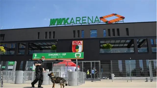 స్టేడియం బయట పోలీసుల కాపలా