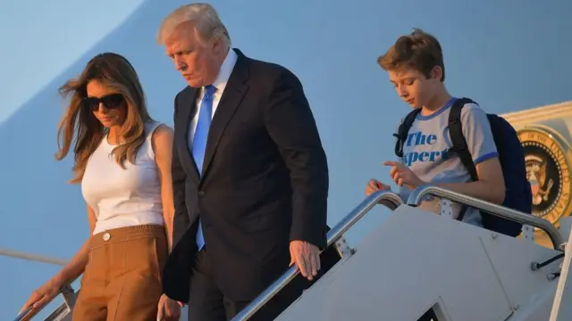 Melania, Donald y Barron Trump.