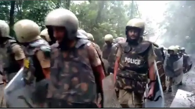 పోలీసుల పహారాలో మహిళా భక్తులు