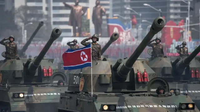 دبابات عليها جنود في استعراض عسكري في كوريا الشمالية