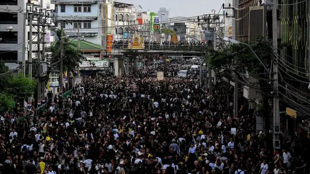 ประชาชนจำนวนมากเดินทางมาส่งเสด็จเป็นครั้งสุดท้าย บริเวณ รพ.ศิริราช