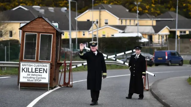 Hombres simulando un control