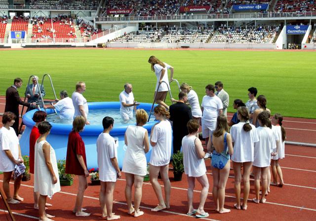 Свидетели Иеговы устраивают обряды массового крещения. Прага, стадион, июль 2003 года