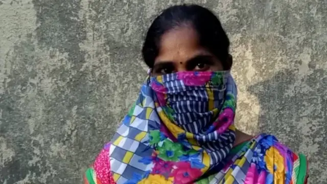 पीडीत मुलींपैकी एका मुलीची आई.