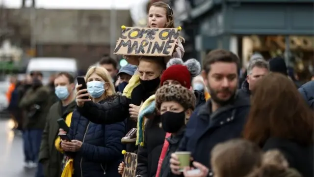 Marine ile Tottenham Hotspurt maçı öncesinde bekleyen kalabalık.