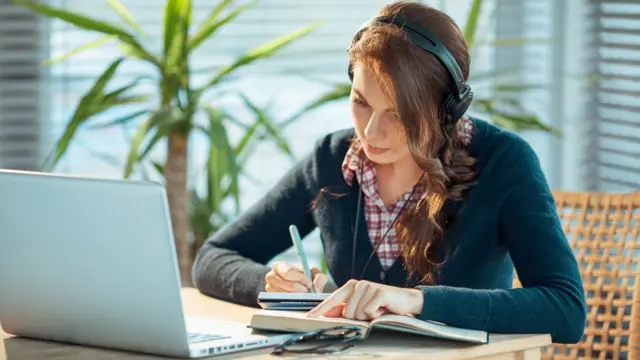 Девушка у компьютера