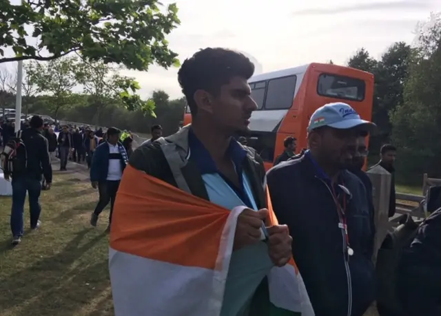 అభిమానుల సందోహం