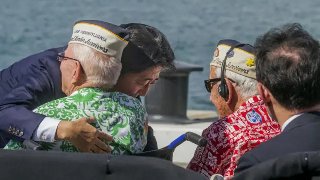 安倍晋三（中）拥抱一名幸存美军老兵（27/11/2016）