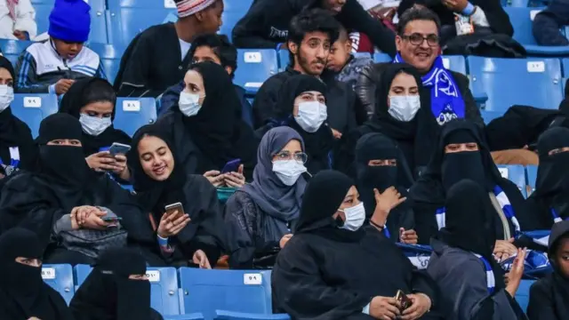 சௌதி: விவாகரத்து வழக்கின் தீர்ப்பை குறுஞ்செய்தியில் பெறும் பெண்கள்