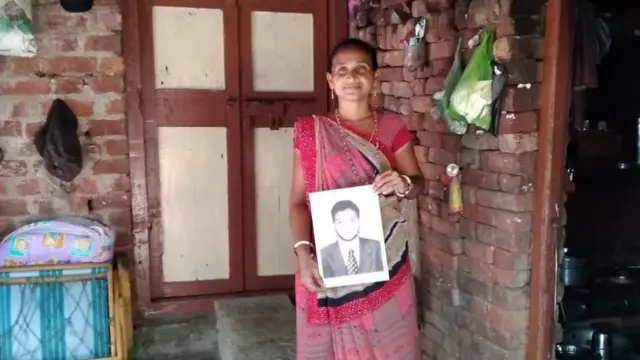 બંટી તંડેલ, જે હાલ ઈરાનમાં છે તેમના માતા રીટાબેન (ઉમરગામ)