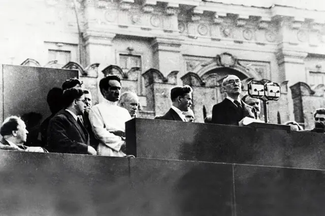 El escritor francés André Gide ando un discurso el 23 de junio de 1936 en la Plaza Roja de Moscú durante el funeral del escritor soviético Maxim Gorky (1868-1936), flanqueado por (desde la derecha) Joseph Stalin, Vyacheslav Mikhaylovich Molotov, Nikolai Alexsandrovich Boulganin, Nikita Khruschev, Anastas Ivanovich Mikoyan, el periodista Michel Koltsov y el escritor Alexis Tolstoi.