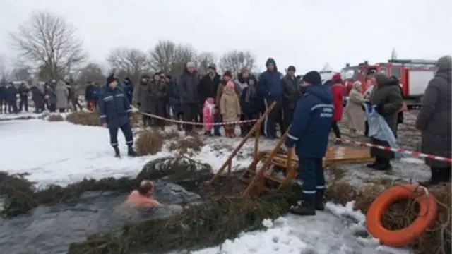Рятувальники ДСНС радять занурюватися у воду поступово і в спеціально облаштованих місцях