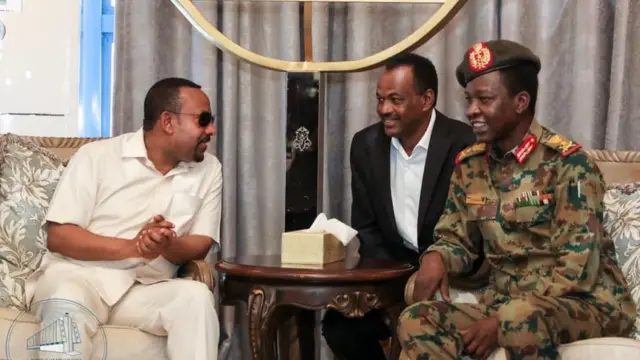 ጠቅላይ ሚኒስትር ዐቢይ ከሱዳን ወታደራዊ ሃላፊ ጋር ሲወያዩ