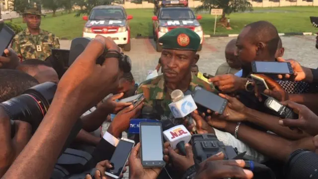 Tok tok pesin of Nigeraian Army dey tok give tori pipo.
