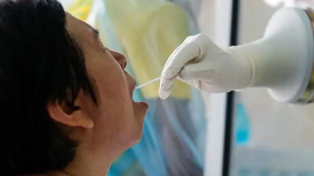 เก็บตัวอย่างตรวจหาเชื้อไวรัส