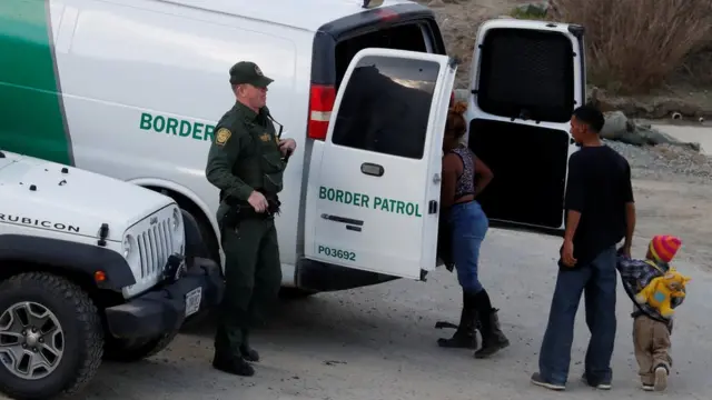 La Patrulla Fronteriza de EE.UU. detiene a un grupo de migrantes