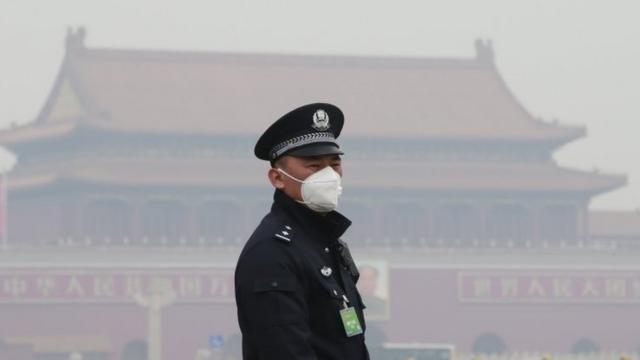 戴口罩的北京警察