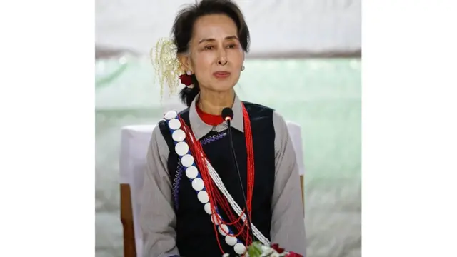 ဒေါ်အောင်ဆန်းစုကြည်ဟာ တိုင်းရင်းသားဒေသတွေကို နယ်စပ်ရေးရာနဲ့ တိုင်းရင်းသား လူမျိုးများ ဖွံ့ဖြိုးတိုးတက်ရေးကော်မတီ ဥက္ကဋ္ဌြဖစ်ပါတယ်