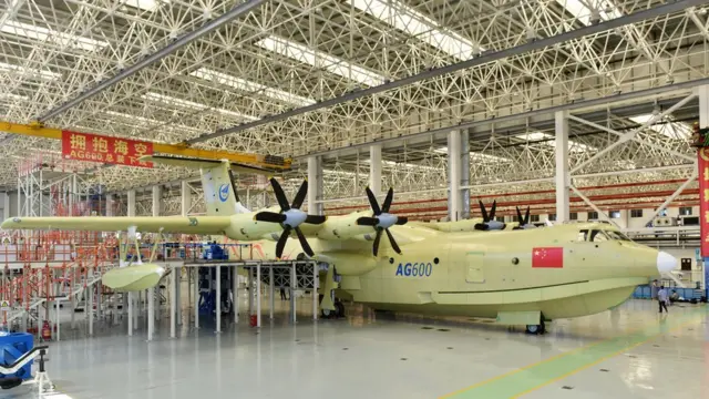 Avión anfibio AG-600 saliendo de la fábrica en Zhuhai