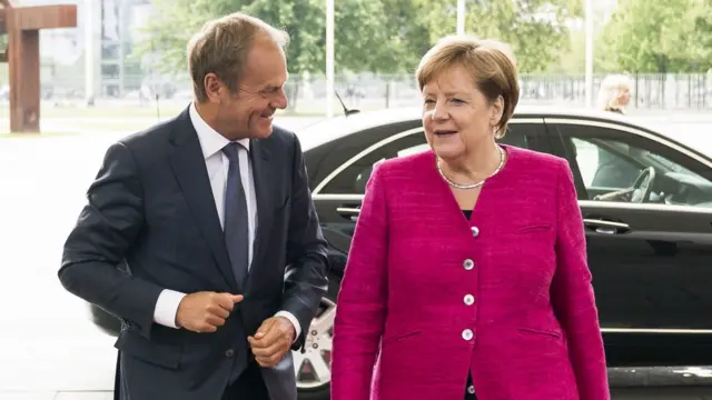 容克（圖左）與默克爾（圖右）日前已經抵達布魯塞爾，凖備出席歐盟領袖峰會。
