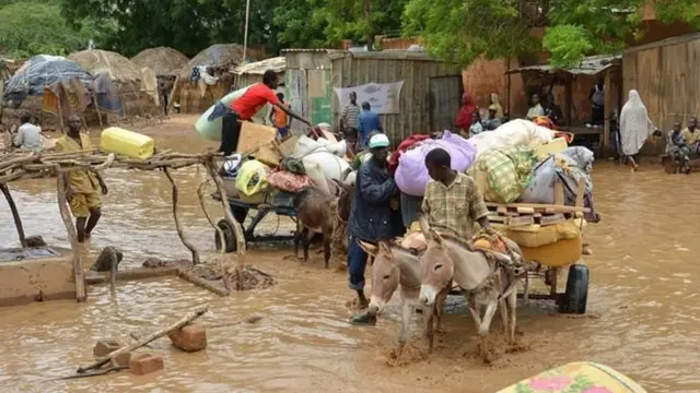 Abaturage batuye mu gace karengewe n'imyuzure i Niamey barimo guhungisha ibyabo.