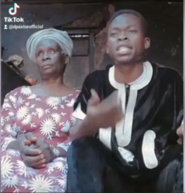 Oludayo Olayiwola ati ọmọ rẹ lori Tik-Tok