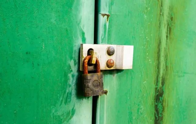 قفل يغلق بابا