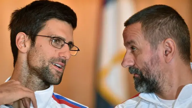 Novak Djokovic junto al entrenador Bogdan Obradovic en la Copa Davis de 2016.