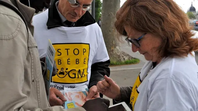 Появление технологий редактирования генов, включая CRISPR, вызвало протесты на Западе, так как многие опасаются появления "дизайнерских младенцев"