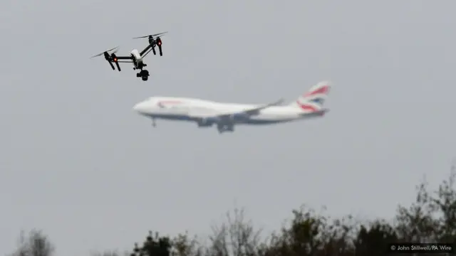 مغربی لندن کے پارک میں ایک ڈرون اڑ رہا ہے