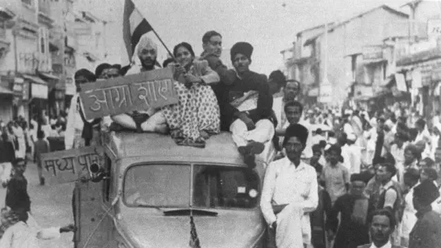 इप्टा के अहमदाबाद सम्मेलन में जूलूस का नेतृत्व करतीं रेखा जैन.