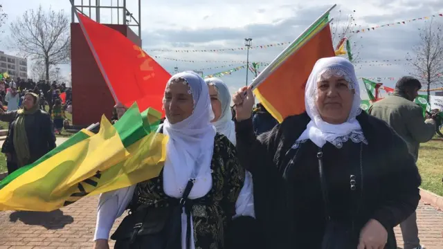 Nevruz kutlamalarına giden Diyarbakırlı kadınlar