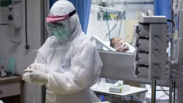 พยาบาลดูแลผู้ป่วยโควิดอาการหนักในห้องไอซียูของ รพ. แห่งหนึ่งในกรุงเทพฯ