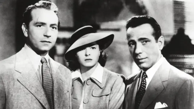 Deo privlačnosti filma Kazablanka leži i u tome što je Ilsa (Ingrid Bergman) rastrzana između Rika (Hemfri Bogart, desno) i Viktora (Pol Henrejd, na slici levo)