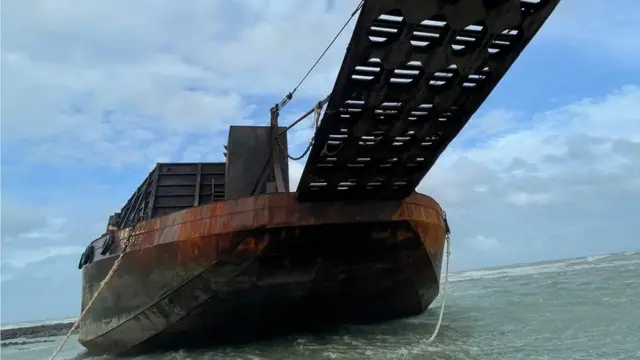 সিঙ্গাপুরের পতাকাবাহী জাহাজটি এসেছিল মালয়েশিয়া থেকে।