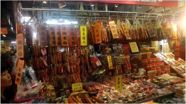 为了迎接春节商机，店家准备了大批各种香肠、腊肠、火腿、腊肉。